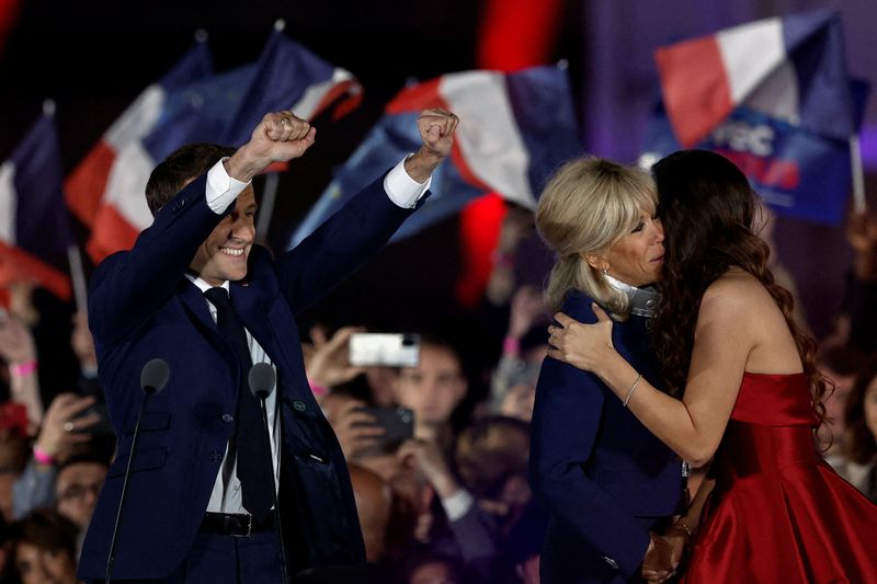 &copy; Reuters. الرئيس الفرنسي إيمانويل ماكرون وبجانبه زوجته بريجيت بعد اعادة انتخابه في باريس يوم 24 ابريل نيسان 2022. تصوير: بينوا تيسييه - رويترز.