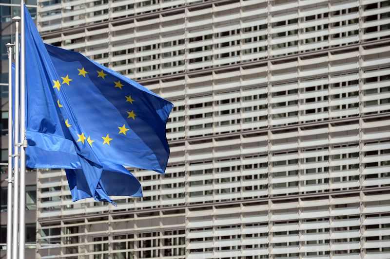 &copy; Reuters. La Commission européenne va déclarer que l'UE est sortie de la phase d'urgence de la pandémie de COVID-19 et est entrée dans une nouvelle phase durant laquelle le dépistage doit être privilégié et la surveillance des contaminations similaire à ce