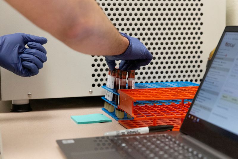 &copy; Reuters. FILE PHOTO: A research assistant at the University of Arizona, prepares blood samples for antibody testing for the coronavirus disease (COVID-19) in Tucson, Arizona, U.S., July 10, 2020. REUTERS/Cheney Orr/File Photo