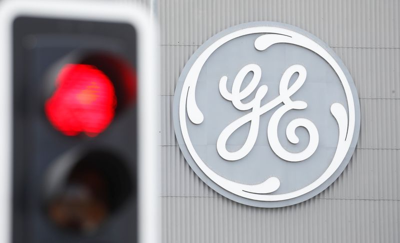 &copy; Reuters. Imagen de archivo de un semáforo frente al logo de General Electric en la planta de la compañía en Birr, Suiza. 17 de junio, 2019. REUTERS/Arnd Wiegmann/Archivo