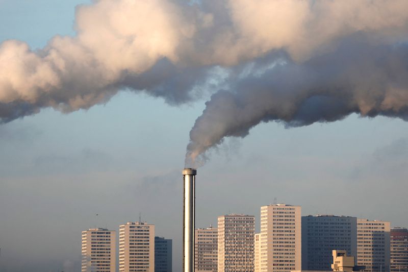 &copy; Reuters. FILE PHOTO: Water vapor billows from smokestacks at the incineration plant of Ivry-sur-Seine, near Paris, France, December 18, 2019.   REUTERS/Charles Platiau/File Photo