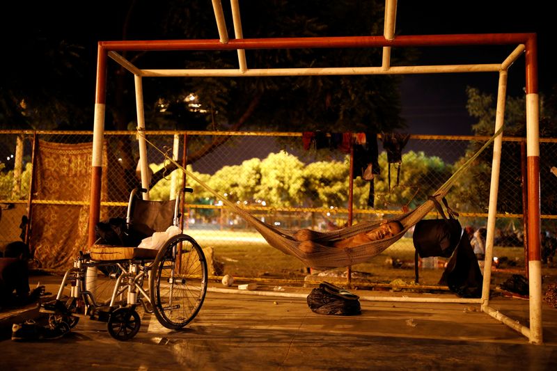 &copy; Reuters. FILE PHOTO: Men sleep in a sport center where a community of homeless Venezuelan migrants stays, in Cucuta, Colombia January 23, 2018. Picture taken January 23, 2018. REUTERS/Carlos Garcia Rawlins/File Photo