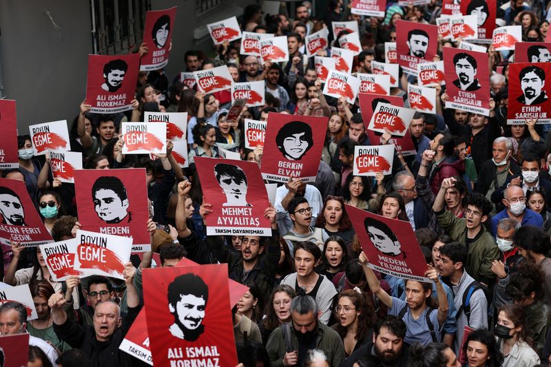 &copy; Reuters. Des personnes participent à une manifestation contre la condamnation d'Osman Kavala à la prison à vie, à Istanbul. Les chefs de file de l'opposition en Turquie ont promis mardi d'obtenir l'annulation du verdict prononcé la veille contre le philanthro