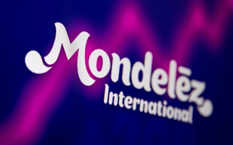 &copy; Reuters. FILE PHOTO: Mondelez International logo and stock graph are seen displayed in this illustration picture taken July 26, 2021. REUTERS/Dado Ruvic/Illustration/File Photo