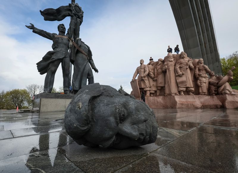 Kiev pulls down a Soviet-era monument symbolizing Russian-Ukrainian friendship
