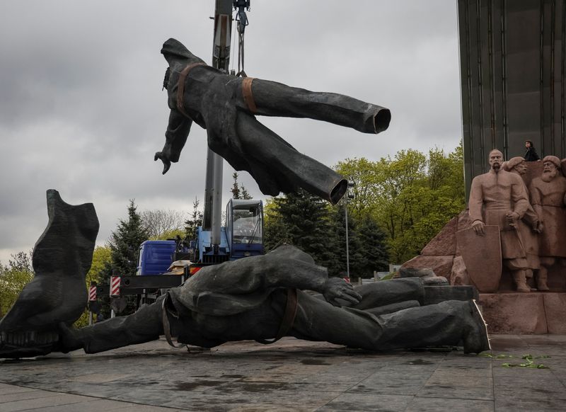 &copy; Reuters. Kiev derruba monumento da era soviética que simbolizava amizade entre russos e ucranianos 
26/04/2022
REUTERS/Gleb Garanich