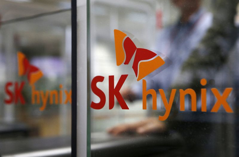&copy; Reuters. FILE PHOTO: A view of the logo of SK Hynix at its headquarters in Seongnam, South Korea, April 25, 2016. REUTERS/Kim Hong-Ji