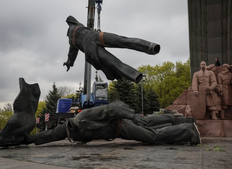 © Reuters. تمثال يعود إلى الحقبة السوفيتية يرمز للصداقة بين روسيا وأوكرانيا أثناء اسقاطه في مدينة كييف يوم الثلاثاء. تصوير: جليب جارانيش-رويترز.