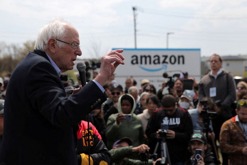 &copy; Reuters. FILE PHOTO: U.S. Senator Bernie Sanders (I-VT) speaks at an Amazon facility during an Amazon Labour Union (ALU) rally in Staten Island, New York City, U.S., April 24, 2022. REUTERS/Andrew Kelly/File Photo