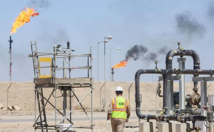 &copy; Reuters. 原油先物はアジア時間に続伸。写真は、イラク・バスラ近郊の油田施設。２０２２年３月２７日に撮影。（２０２２年　ロイター／Essam Al-Sudani）