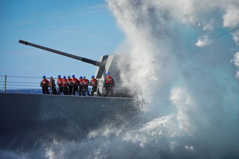 © Reuters. صورة أرشيفية لبحارة على متن مدمرة الصواريخ الموجهة سامسون. صورة لرويترز من البحرية الأمريكية.
