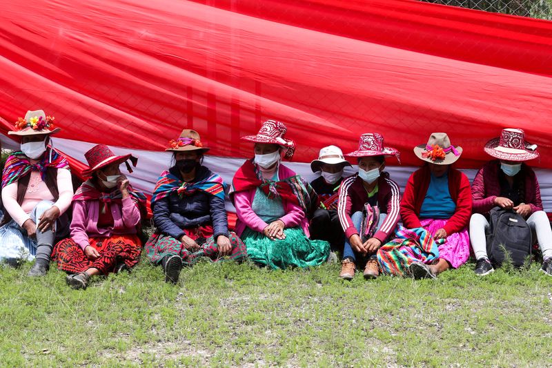 &copy; Reuters. IMAGEN DE ARCHIVO. La gente se reúne mientras los líderes comunitarios rechazan una propuesta del gobierno para evitar futuros bloqueos que afecten la mina de cobre Las Bambas, en Sayhua, Perú