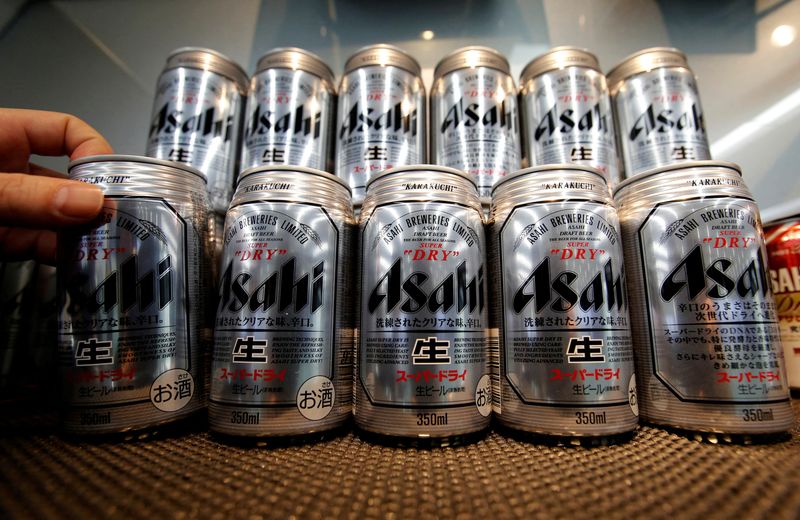 &copy; Reuters. FILE PHOTO: Asahi Super Dry beer cans are displayed at the Asahi Group Holdings headquarters in Tokyo, Japan, May 17, 2016. REUTERS/Toru Hanai