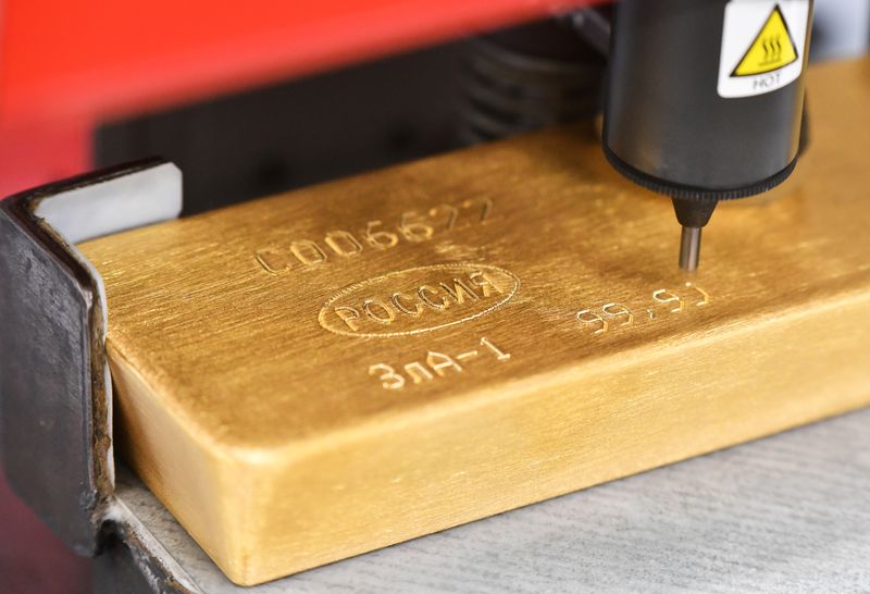 &copy; Reuters. FILE PHOTO: A machine engraves information on an ingot of 99.99 percent pure gold at the Krastsvetmet non-ferrous metals plant in the Siberian city of Krasnoyarsk, Russia March 10, 2022. REUTERS/Alexander Manzyuk