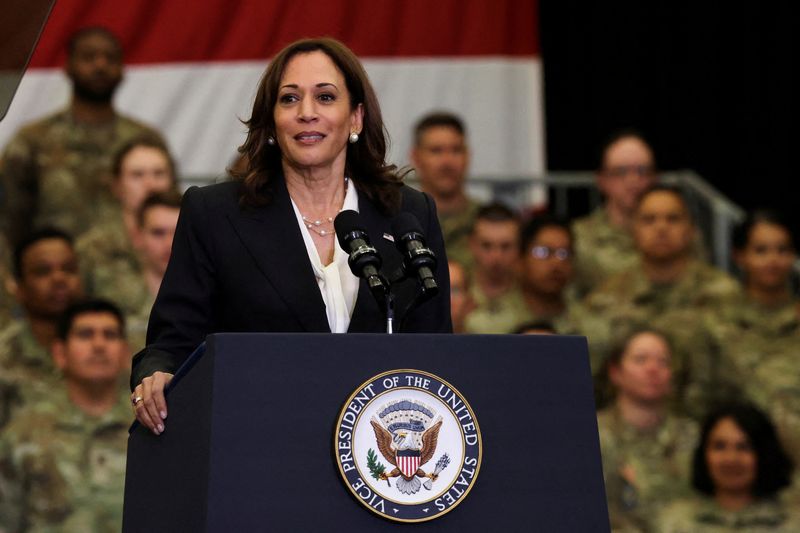 © Reuters. FILE PHOTO: U.S. Vice President Kamala Harris visits Vandenberg Space Force Base in Lompoc, California, U.S. April 18, 2022. REUTERS/Mike Blake