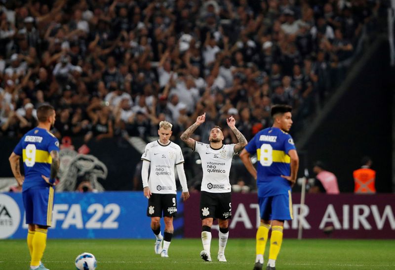 &copy; Reuters. Fútbol - Copa Libertadores - Grupo E - Corinthians v Boca Juniors - Arena Corinthians, Sao Paulo, Brasil - 26 de abril de 2022. Maycon, del Corinthians, celebra el segundo gol.