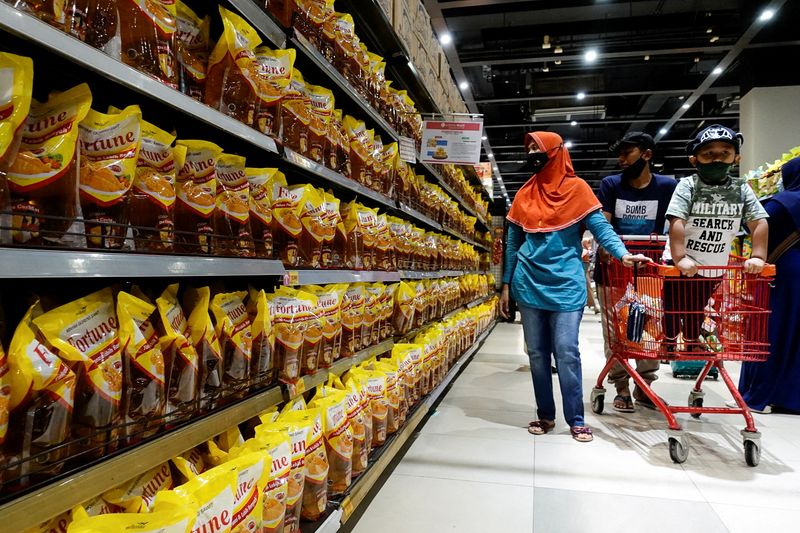 &copy; Reuters. FILE PHOTO: People shop for cooking oil made from oil palms at a supermarket in Jakarta, Indonesia, March 27, 2022. REUTERS/Willy Kurniawan/File Photo