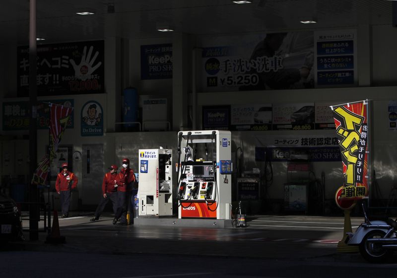 &copy; Reuters. 　４月２７日、経済産業省は、ガソリンなどの価格上昇を抑制するために行っている元売り各社への補助金について、２８日から５月１１日は１リットル当たり３１．８円を支給すると発表