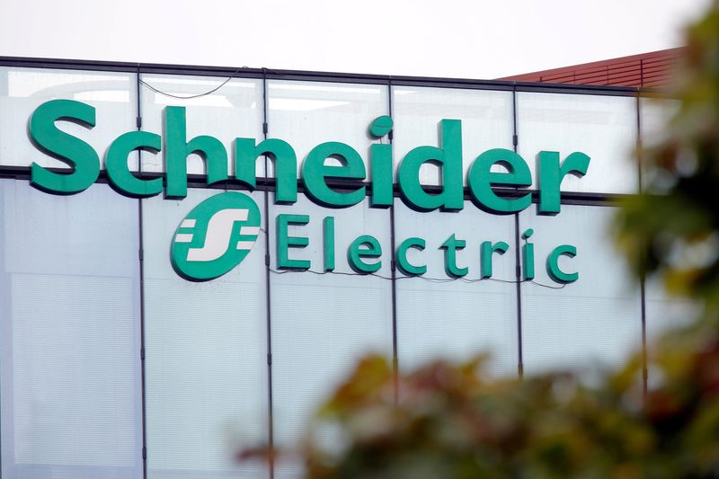 &copy; Reuters. FILE PHOTO: The logo of Schneider Electric is seen at the company's headquarters in Rueil-Malmaison, France, August 17, 2019. REUTERS/Charles Platiau