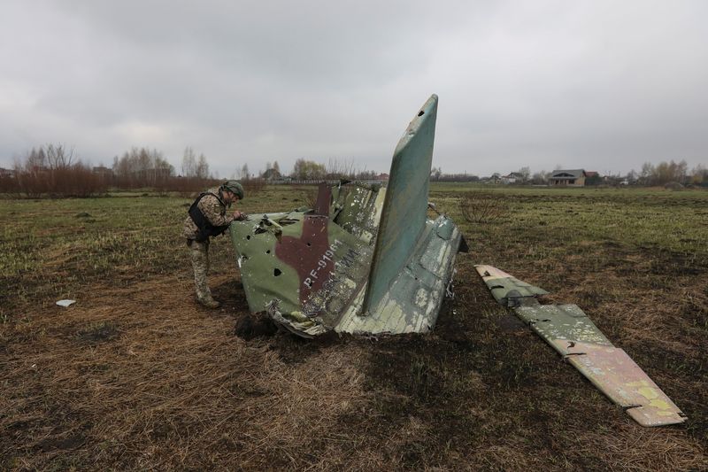 &copy; Reuters. خبير عسكري يتفقد بقايا طائرة مقاتلة روسية أسقطتها القوات المسلحة الأوكرانية أثناء الغزو الروسي لمنطقة كييف يوم  21 أبريل نيسان 2022. تصوير: ميك