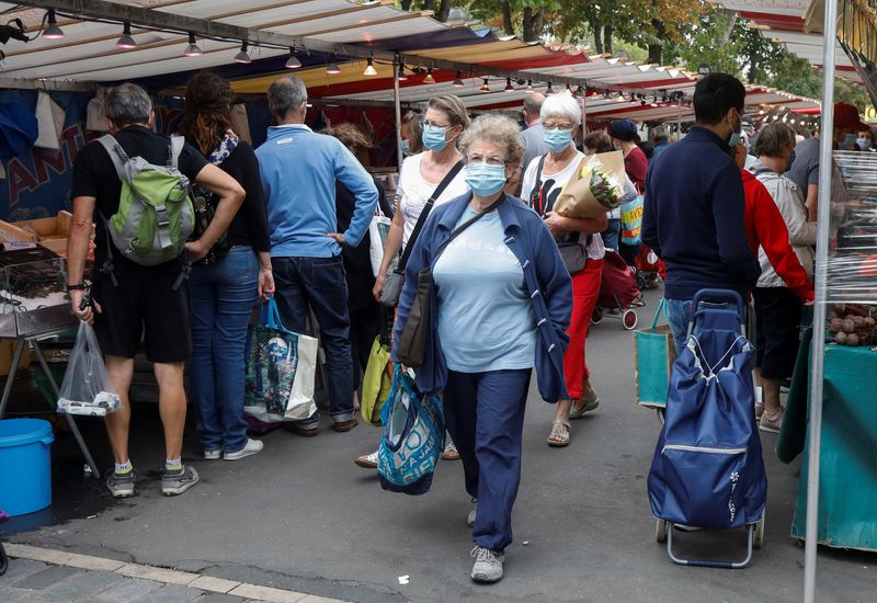 &copy; Reuters. FILE PHOTO: People wear protective masks while shopping at an open-air market as France reinforces mask-wearing as part of efforts to curb a resurgence of the coronavirus disease (COVID-19) across the country, in Paris, France, August 29, 2020.  REUTERS/C