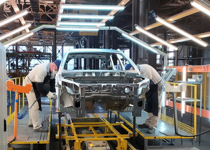 © Reuters. FILE PHOTO: Employees work at the assembly line of the LADA Izhevsk automobile plant, part of the Avtovaz Group, in Izhevsk, Russia February 22, 2022. REUTERS/Gleb Stolyarov/File Photo