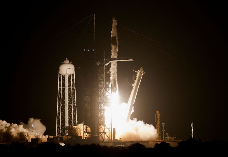 © Reuters. A SpaceX Falcon 9 rocket lifts off carrying three NASA astronauts and one ESA astronaut on a six-month expedition to the International Space Station, at Cape Canaveral, Florida, U.S. April 27, 2022. REUTERS/Joe Skipper