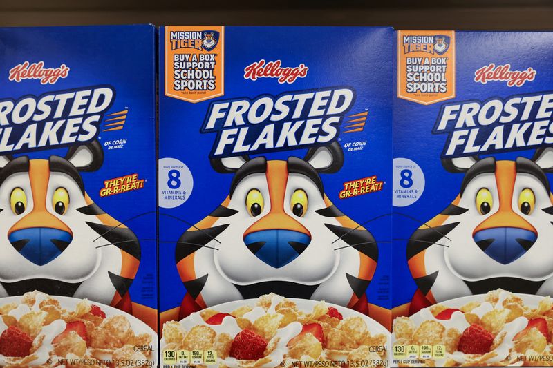 © Reuters. FILE PHOTO: Kellogg's Frosted Flakes, owned by Kellogg Company, is seen for sale in a store in Queens, New York City, U.S., February 7, 2022. REUTERS/Andrew Kelly/File Photo