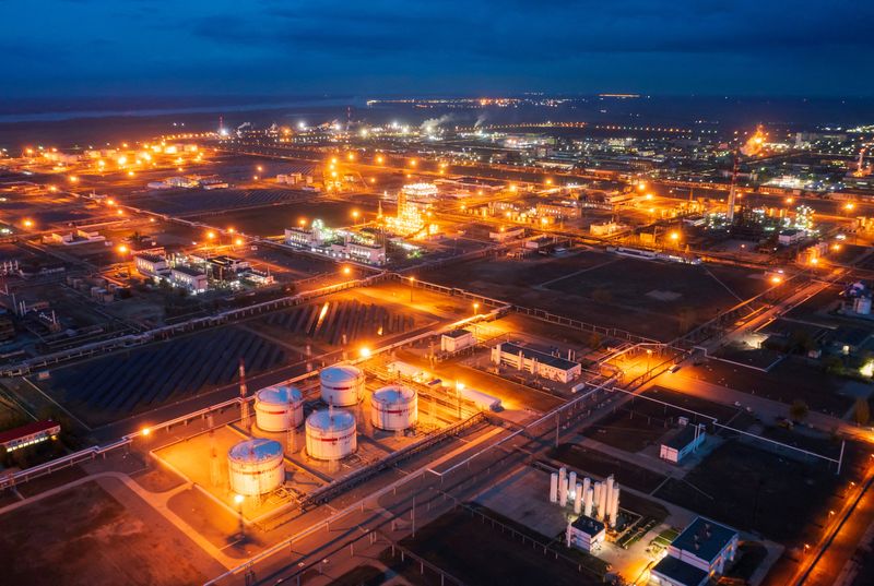 &copy; Reuters. FOTO DE ARCHIVO: Una vista general muestra la refinería de petróleo de la compañía Lukoil en Volgogrado, Rusia, 22 de abril de 2022. Imagen tomada con un dron. REUTERS/Equipo fotógrafo de Reuters