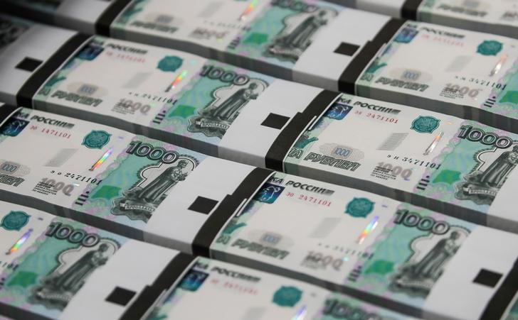 &copy; Reuters. 　４月２７日のモスクワ市場ではルーブルが上昇。対ユーロで約２年ぶりの高値を記録した。企業の納税が支援要因になるとの見方が出ている。写真はルーブル紙幣。モスクワの印刷工場で