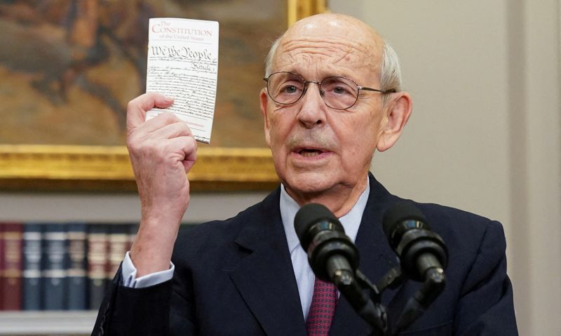 &copy; Reuters. FILE PHOTO: U.S. Supreme Court Justice Stephen Breyer holds up a copy of the U.S. Constitution as he announces he will retire at the end of the court's current term, at the White House in Washington, U.S., January 27, 2022. REUTERS/Kevin Lamarque      