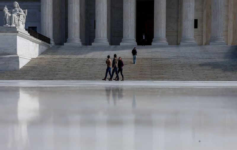 &copy; Reuters. Visitors at the U.S. Supreme Court building on Capitol Hill in Washington, U.S., February 25, 2022. REUTERS/Evelyn Hockstein/File Photo