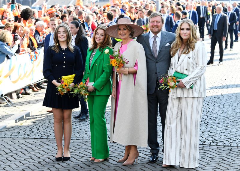 &copy; Reuters. King Willem-Alexander and Queen Maxima of the Netherlands pose with their daughters, Princess Ariane, Princess Alexia and Princess Catharina-Amalia, during King's Day (Koningsdag), in Maastricht, Netherlands, April 27, 2022. REUTERS/Piroschka van de Wouw