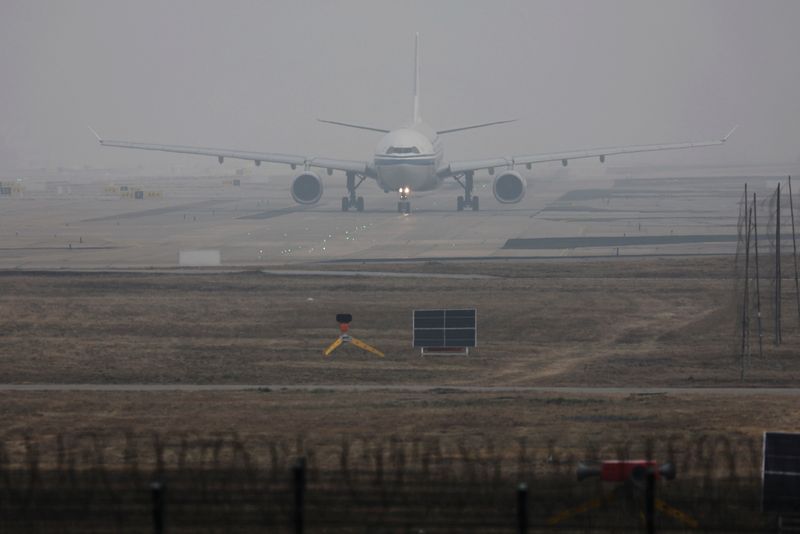 &copy; Reuters. 旅行データ会社ＯＡＧによると、中国の国内航空輸送能力は、最近の上海のロックダウン（都市封鎖）で半減したものの、緩やかに回復している。北京国際空港で３月撮影。（２０２２年　
