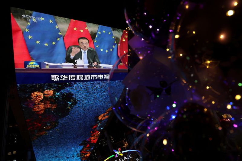 &copy; Reuters. FILE PHOTO: A giant screen shows news footage of Chinese Premier Li Keqiang attending a video conference during an EU-China summit, in Beijing, China, April 1, 2022. REUTERS/Tingshu Wang