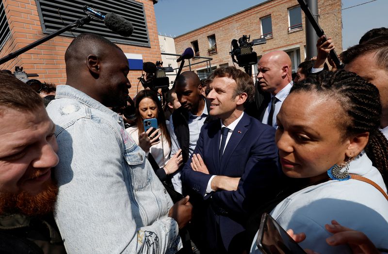 &copy; Reuters. French President Emmanuel Macron talks with residents during a walkabout at the Saint-Christophe market square in Cergy, Paris suburb, as part of his first trip after being re-elected president, France, April 27, 2022. REUTERS/Benoit Tessier/Pool