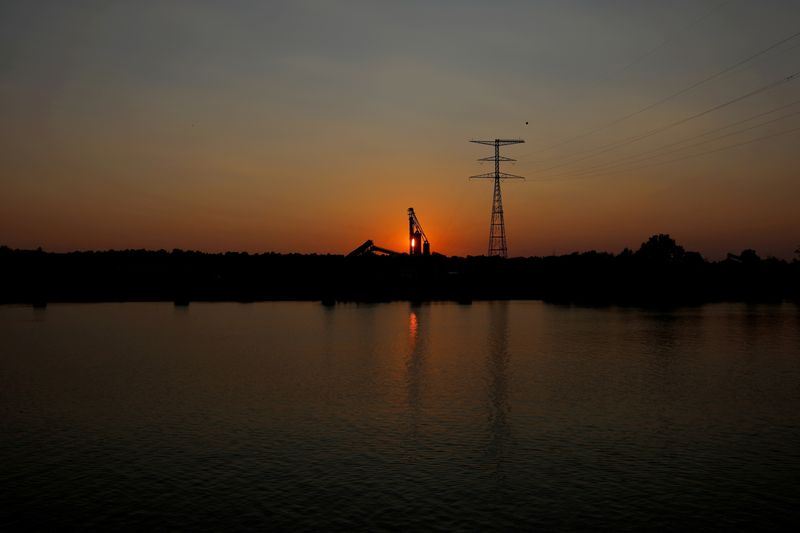 &copy; Reuters. FOTO DE ARQUIVO: O sol se põe atrás de elevadores de grãos nas instalações da Bunge Grain ao longo do rio Ohio em Owensboro, Kentucky, EUA, 16 de setembro de 2017. REUTERS/Brian Snyder/File Photo