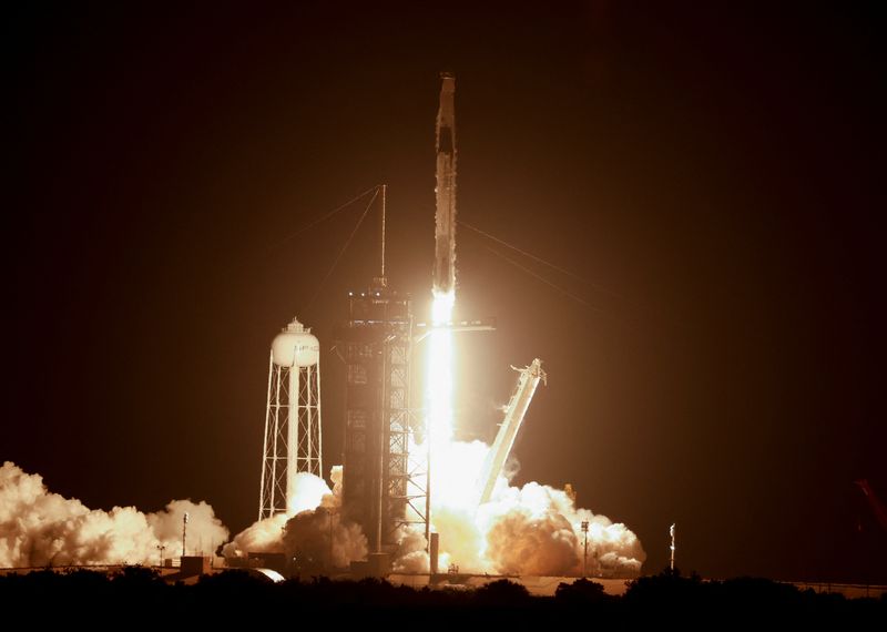 &copy; Reuters. Cohete Falcon 9 de SpaceX despega transportando a tres astronautas de la NASA y uno de la ESA para una misión de seis meses en la Estación Espacial Internacional, en Cabo Cañaveral, Florida, Estados Unidos. 27 de abril, 2022. REUTERS/Joe Skipper