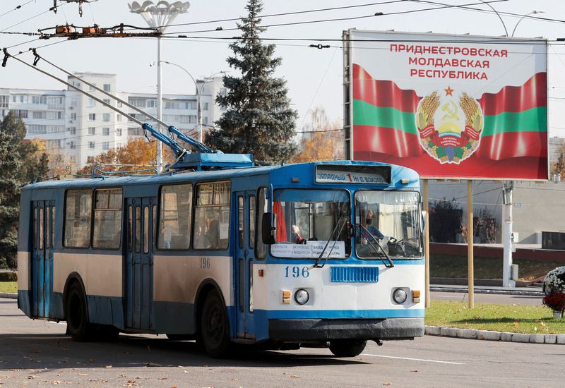 &copy; Reuters. Trolêbus perto de pôster com brazão oficial de armas em Tiraspol, na região separatista da Transnístria, na Moldávia
03/11/2021 REUTERS/Gleb Garanich