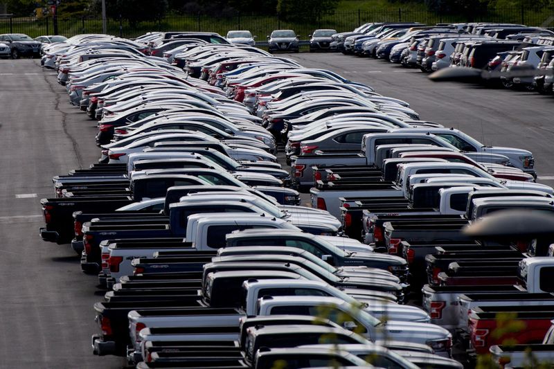 &copy; Reuters. منظر عام لسيارات لم يتم بيعها في ساحة انتظار السيارات في بنسلفانيا في صورة من أرشيف رويترز.