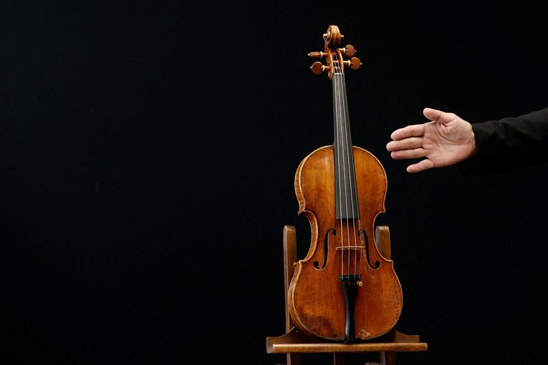 &copy; Reuters. Violino raro de 1736 feito pelo luthier italiano Guarnieri del Gesu é exposta em casa de leilões em Paris
26/04/2022 REUTERS/Benoit Tessier