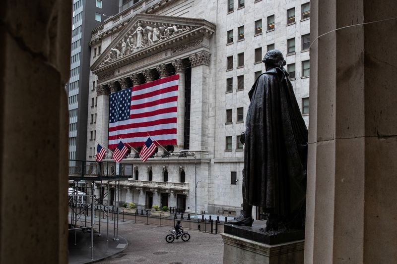 &copy; Reuters. La Bourse de New York a ouvert en hausse mercredi. Quelques minutes après le début des échanges, l'indice Dow Jones gagne 0,46%, le Standard & Poor's 500 progresse de 0,57% et le Nasdaq Composite prend 0,97%. /Photo d'archives/REUTERS/Jeenah Moon