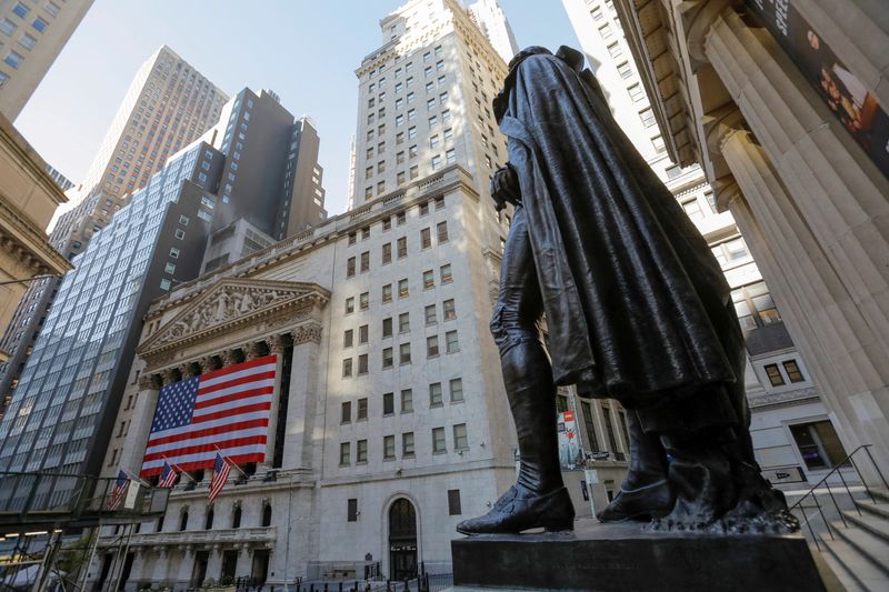 © Reuters. FILE PHOTO: The statue of former U.S. President George Washington stands across from the New York Stock Exchange (NYSE) in Manhattan, New York City, U.S., November 4, 2020. REUTERS/Andrew Kelly/File Photo