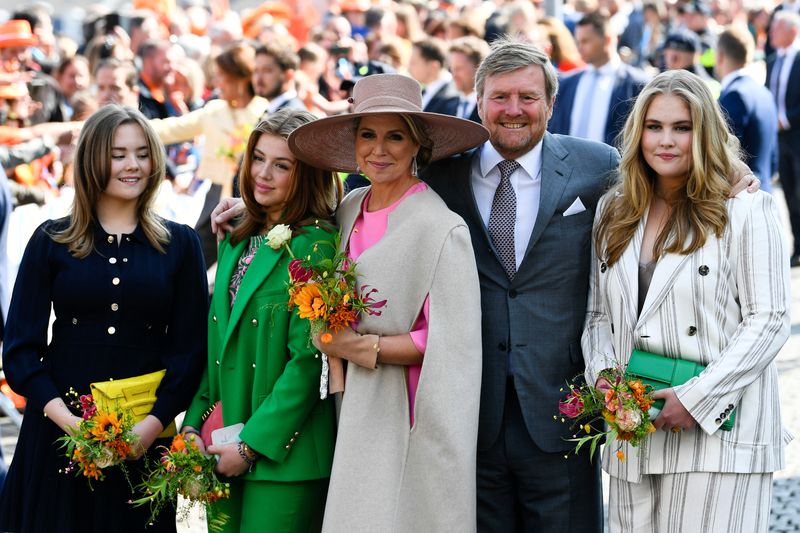 &copy; Reuters. Rei Willem-Alexander e rainha Maxima, da Holanda, posam para foto com suas filhas, princesa Ariane, princesa Alexia e princesa Catarina-Amalia durante comemorações do Dia do Rei, em Maastricht
27/04/2022 REUTERS/Piroschka van de Wouw