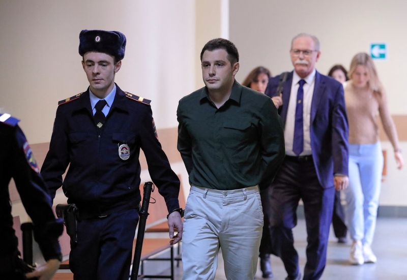 © Reuters. FILE PHOTO: U.S. ex-Marine Trevor Reed, who was detained in 2019 and accused of assaulting police officers, is escorted before a court hearing in Moscow, Russia March 11, 2020. REUTERS/Tatyana Makeyeva/File Photo