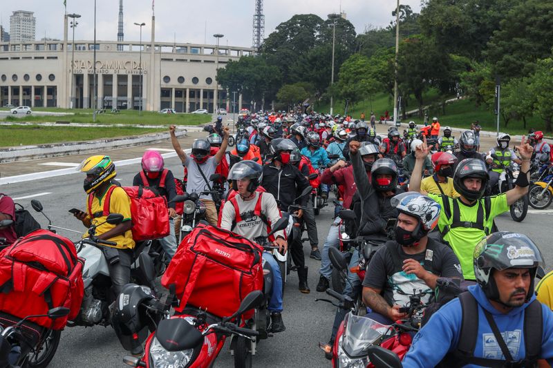 &copy; Reuters. Trabalhadores em aplicativos de entrega durante protesto por melhor pagamento e melhores condições de trabalho em São Paulo
19/03/2021 REUTERS/Amanda Perobelli