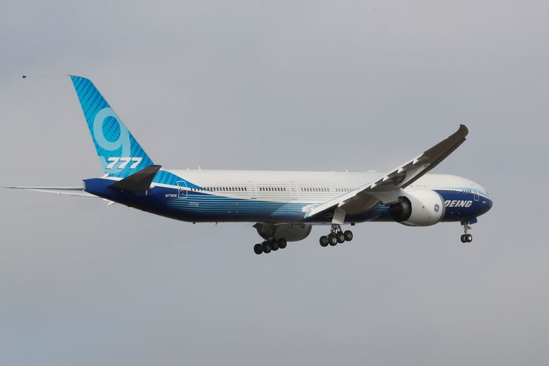 &copy; Reuters. Boeing Co a annoncé mercredi interrompre la production du 777X jusqu'en 2023 en raison de problèmes de certification qui retardent sa mise en service et d'une faible demande pour ce gros porteur, dont la facture s'alourdit de 1,5 milliard de dollars de 