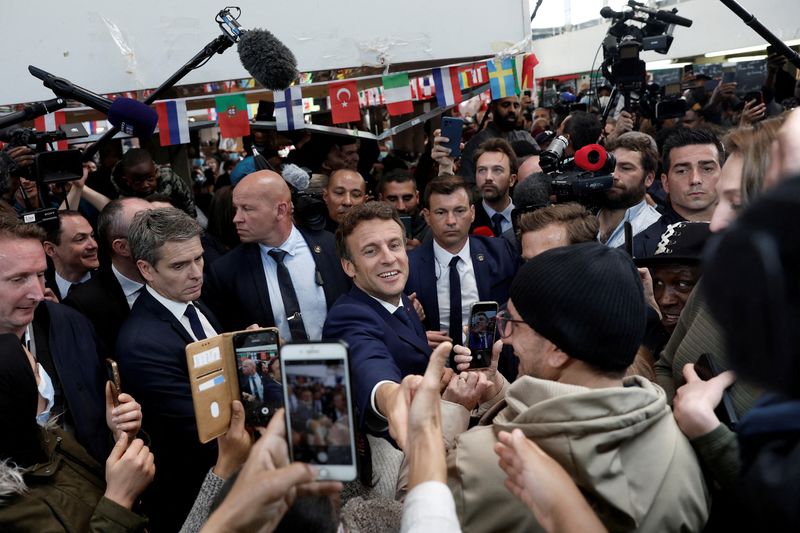 &copy; Reuters. Presidente francês, Emmanue Macron, cumprimenta apoiadores em subúrbio de Paris
27/04/2022
REUTERS/Benoit Tessier