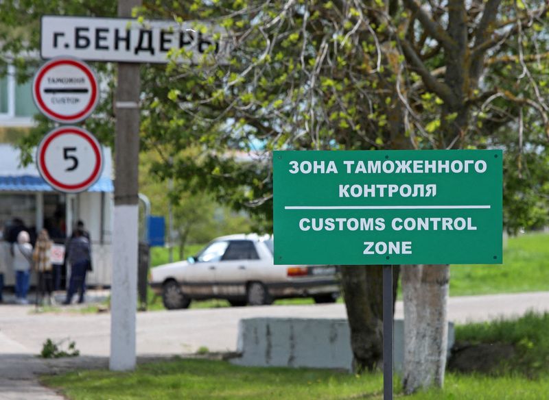 &copy; Reuters. モルドバ東部の親ロシア派が支配する「トランスニストリア地域」の当局は、弾薬庫がある国境沿いのコバスナ村に向けウクライナ方面から発砲があったと明らかにした。写真は２７日、ト