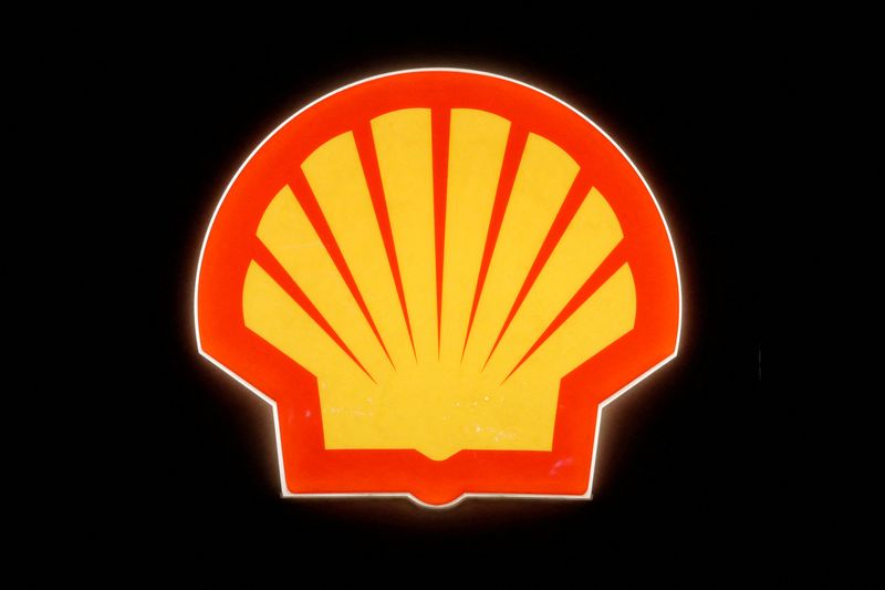 &copy; Reuters. FOTO DE ARCHIVO. Un tablero con el logotipo de Shell en la estación de combustible de la compañía en San Petersburgo, Rusia